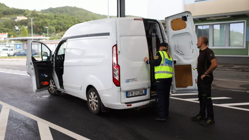  Mejni prehod Dragonja. hrva&scaron;ka meja- prost prehod za državljane EU -- policija izvaja nadzor za&nbsp;državljane tretjih držav&nbsp;-&nbsp;- 2110.2023 &ndash; ponovni začasni nadzor na mejnih prehodih -&nbsp;uvedba deset dnevnega nadzora na mejah s Hrva&scaron;ko in Madžarsko -&nbsp;12 kontrolnih točk na hrva&scaron;ki in dve na madžarski meji -&nbsp;//FOTO: Bojan Velikonja