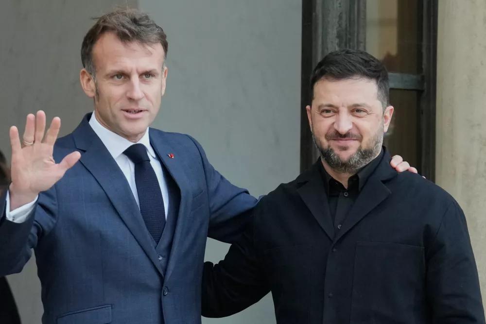 French President Emmanuel Macron, left, welcomes Ukrainian President Volodymyr Zelenskyy, Monday, Nov. 17, 2025 before a joint press conference at the Elysee Palace in Paris. (AP Photo/Michel Euler)