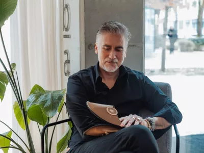 Vsebinski koncept za copate je ustvaril Jan Plestenjak, glasbenik, ki je navdih na&scaron;el v svoji znani skladbi Soba 102. F Anže Krže