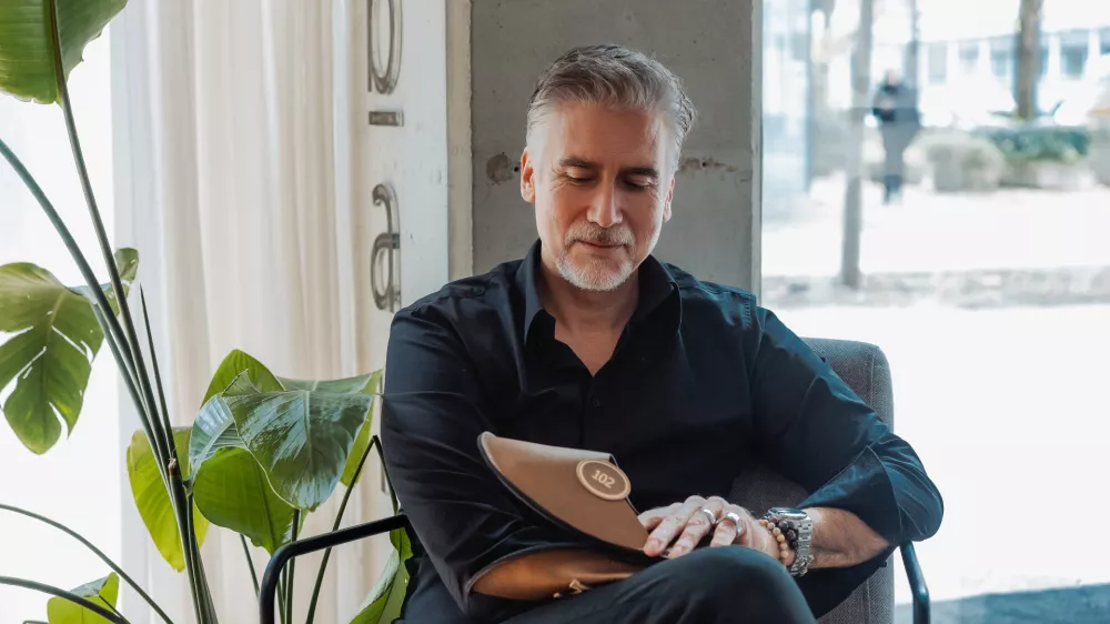 Vsebinski koncept za copate je ustvaril Jan Plestenjak, glasbenik, ki je navdih na&scaron;el v svoji znani skladbi Soba 102. F Anže Krže