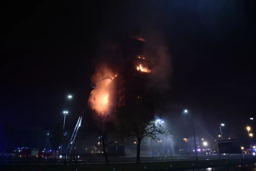 18.11.2025. - Zagreb, Hrvatska - Pozar u Vjesnikovom neboderu. Vatra se siri na nize katove. Svi vatrogasci s podrucja grada su na terenu i pokusavaju vatru staviti pod nadzor. Photo: Josip Mikacic/PIXSELL
