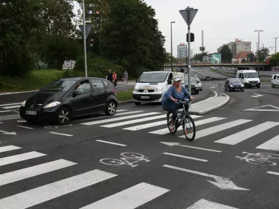 - kolesarji - kolesarska steza - prehod za pe&scaron;ce&ndash;- 30.08.2019 - Križi&scaron;če Dunajska &ndash; Tivolska cesta v Ljubljani - dva pasova za desno zavijanje iz Dunajske na Tivolsko - dvojni prometni pas &ndash;  //FOTO: Luka Cjuha. / Foto: Luka Cjuha