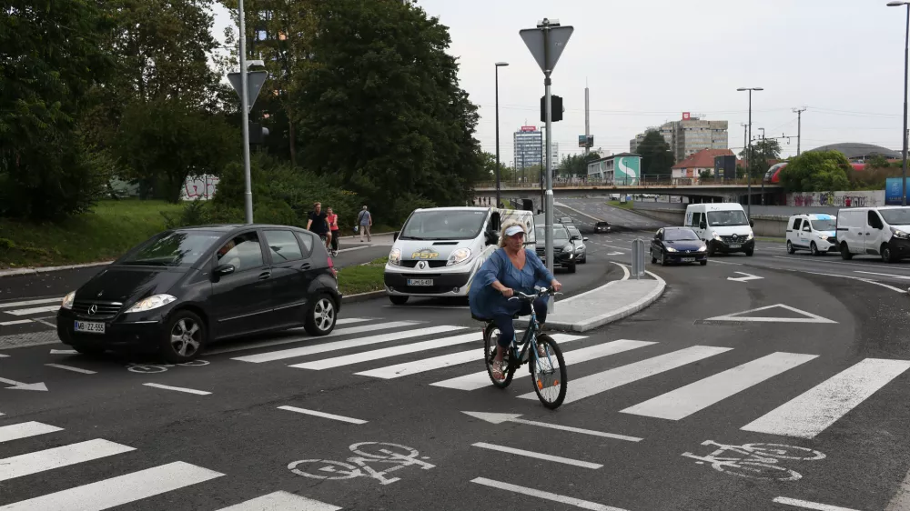 - kolesarji - kolesarska steza - prehod za pe&scaron;ce&ndash;- 30.08.2019 - Križi&scaron;če Dunajska &ndash; Tivolska cesta v Ljubljani - dva pasova za desno zavijanje iz Dunajske na Tivolsko - dvojni prometni pas &ndash;  //FOTO: Luka Cjuha. / Foto: Luka Cjuha