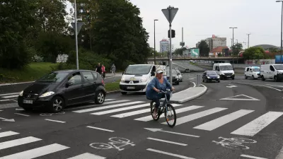 - kolesarji - kolesarska steza - prehod za pe&scaron;ce&ndash;- 30.08.2019 - Križi&scaron;če Dunajska &ndash; Tivolska cesta v Ljubljani - dva pasova za desno zavijanje iz Dunajske na Tivolsko - dvojni prometni pas &ndash;  //FOTO: Luka Cjuha. / Foto: Luka Cjuha