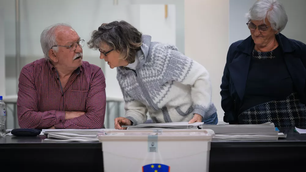 Ljubljana, Hala Tivoli.Predcasno glasovanje na zakonodajnem referendumu.