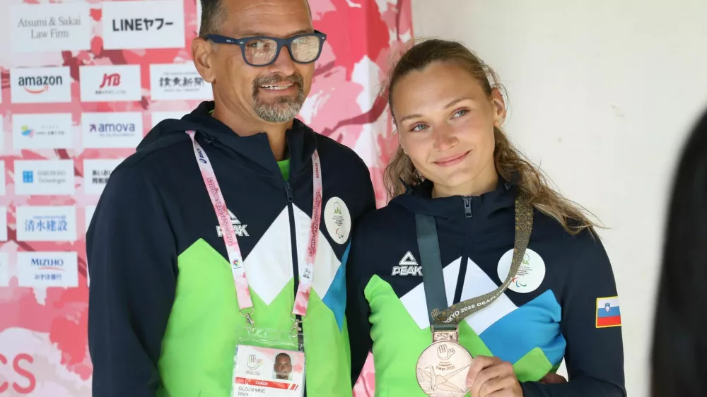 Leja Glojnarič, ki je osvojila prvo slovensko medaljo na leto&scaron;njem tekmovanju, v družbi očeta in trenerja, Iztoka Glojnariča. Foto: ZSIS 