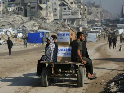 Palestinians transport relief materials, amid a ceasefire between Israel and Hamas, in Gaza City, November 18, 2025. REUTERS/Dawoud Abu Alkas