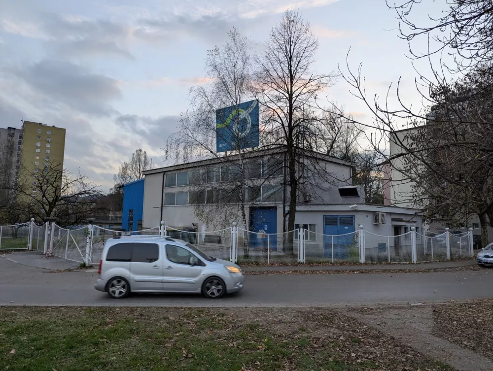 Od zunaj ni mogoče takoj videti, komu pripada objekt in kaj se tam dogaja.