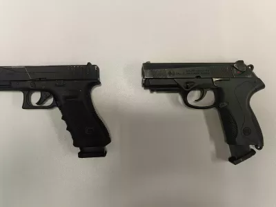 Zaseženi pi&scaron;toli. 