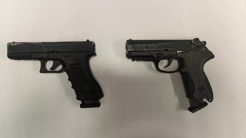 Zaseženi pi&scaron;toli. 