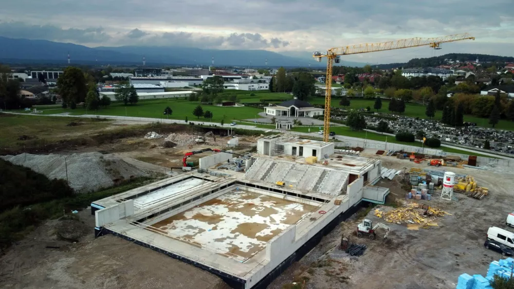 Zaradi olimpijskega bazena bi zaprli &scaron;olski bazen