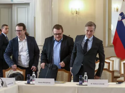  Luka Omladič in Simon Maljevac in Robert Golob18.11.2025 - posvet o izvajanju dolgotrajne oskrbe v organizaciji predsednika vlade, ki se ga bosta udeležila tudi minister za solidarno prihodnost Simon Maljevac in državni sekretar Luka Omladič;Foto: Luka Cjuha