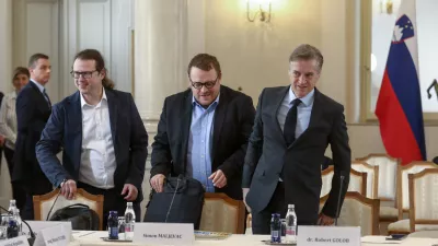  Luka Omladič in Simon Maljevac in Robert Golob18.11.2025 - posvet o izvajanju dolgotrajne oskrbe v organizaciji predsednika vlade, ki se ga bosta udeležila tudi minister za solidarno prihodnost Simon Maljevac in državni sekretar Luka Omladič;Foto: Luka Cjuha