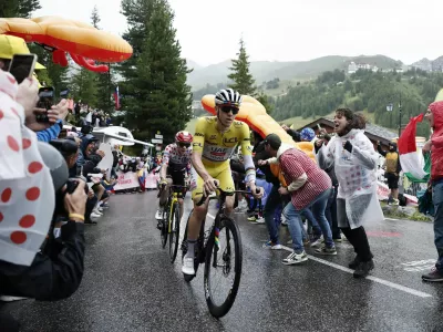 Cycling - Tour de France - Stage 19 - Albertville to La Plagne - Albertville, France - July 25, 2025 UAE Team Emirates XRG's Tadej Pogacar and Team Visma | Lease a Bike's Jonas Vingegaard in action during stage 19 REUTERS/Benoit Tessier