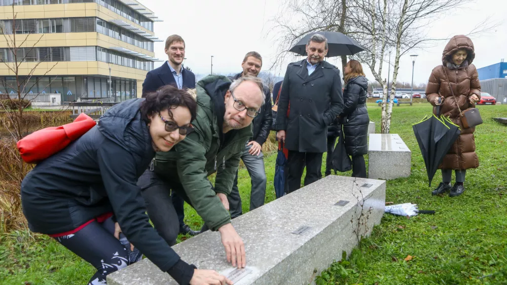 25.11.2025 - projekt Gazela 2025 zaključek z namestitvijo plo&scaron;čice z imenom podjetja, zlate gazele 2025 na klop v Tehnolo&scaron;kem parku. Tehnol&scaron;ki park. Zlata gazela 2025 - DOCENTRIC d.o.oFoto: Luka Cjuha