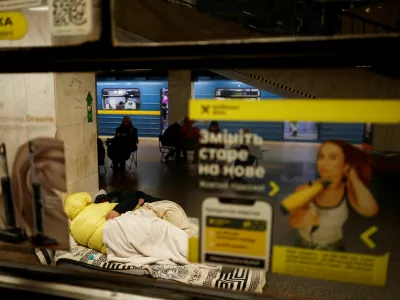 People take shelter inside a metro station during a Russian missile and drone strike, amid Russia's attack on Ukraine, in Kyiv, Ukraine November 19, 2025. REUTERS/Alina Smutko
