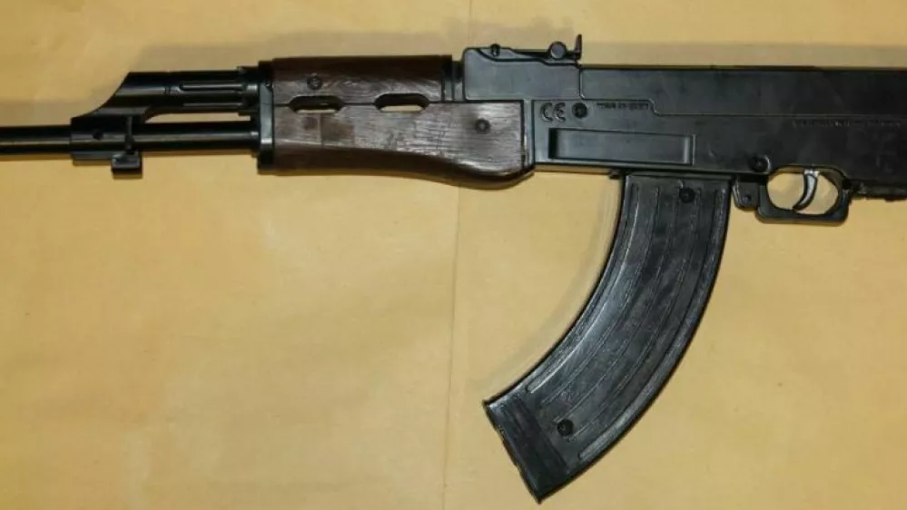 Policisti so v novome&scaron;kem romskem naselju 22-letniku zasegli pu&scaron;ko. 