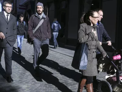 - simbolična fotografija - ljudje, poslovnež družina, otro&scaron;ki voziček, senca   //FOTO: Jaka Gasar