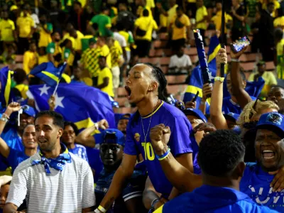 Soccer Football - FIFA World Cup - CONCACAF Qualifiers - Group B - Jamaica v Curacao - National Stadium Independence Park, Kingston, Jamaica - November 18, 2025 Curacao fans celebrate after they qualify for the World Cup REUTERS/Gilbert Bellamy / Foto: Gilbert Bellamy