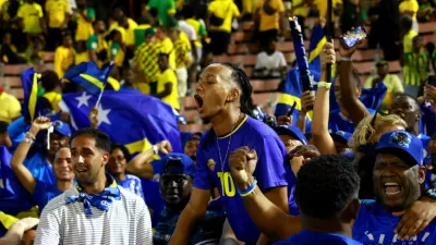Soccer Football - FIFA World Cup - CONCACAF Qualifiers - Group B - Jamaica v Curacao - National Stadium Independence Park, Kingston, Jamaica - November 18, 2025 Curacao fans celebrate after they qualify for the World Cup REUTERS/Gilbert Bellamy / Foto: Gilbert Bellamy