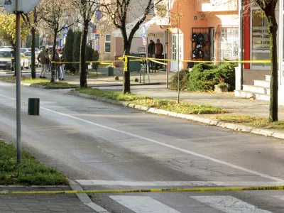 19.11.2025., Kalesija, Bosna i Hercegovina - Veliki broj ulica u Kalesiji ogradjen policijskom trakom nakon pokusaja pljacke i pucnjave. Photo: Pixsell/PIXSELL