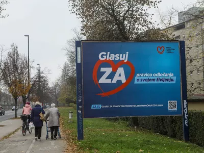 11.11.2025 - Plakat - referendum o Zakonu o pomoči pri prostovoljnem končanju življenjaFoto: Luka Cjuha