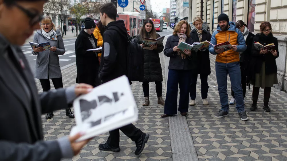 - 19.11.2025. - Flashmob, branje knjig pred Knjižnico Otona Župančiča na Slovenski cesti v Ljubljani.//FOTO: Bojan Velikonja
