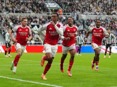 28 September 2025, United Kingdom, Newcastle Upon Tyne: Arsenal's Gabriel (C) celebrates scoring his side's second goal during the English Premier League soccer match between Newcastle United and Arsenal at St. James' Park. Photo: Owen Humphreys/PA Wire/dpa