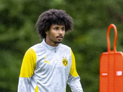 FILED - 04 August 2025, Austria, Saalfelden: Dormund's Karim Adeyemi reacts during a training session for Borussia Dortmund. Germany forward Karim Adeyemi has apologized to his club Borussia Dortmund and the national team after receiving a court fine for the illegal possession of weapons. Photo: David Inderlied/dpa - IMPORTANT NOTE: In accordance with the regulations of the DFL German Football League and the DFB German Football Association, it is prohibited to utilize or have utilized photographs taken in the stadium and/or of the match in the form of sequential images and/or video-like photo series.