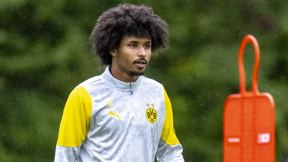 FILED - 04 August 2025, Austria, Saalfelden: Dormund's Karim Adeyemi reacts during a training session for Borussia Dortmund. Germany forward Karim Adeyemi has apologized to his club Borussia Dortmund and the national team after receiving a court fine for the illegal possession of weapons. Photo: David Inderlied/dpa - IMPORTANT NOTE: In accordance with the regulations of the DFL German Football League and the DFB German Football Association, it is prohibited to utilize or have utilized photographs taken in the stadium and/or of the match in the form of sequential images and/or video-like photo series.
