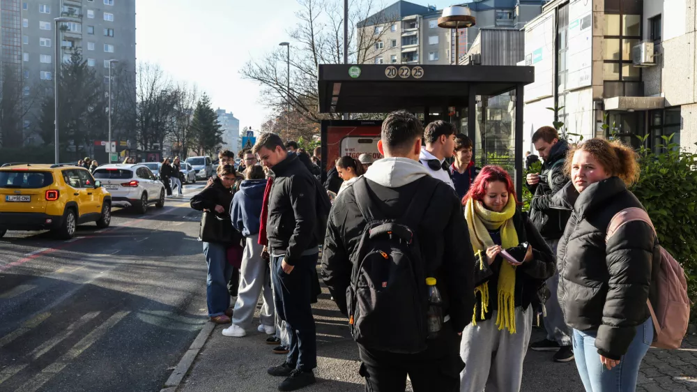 - 11.11.2025. - Množica, gneča, na avtobusni postaji v Fužinah zaradi konca pouka v Srednji &scaron;oli za gasronomijo in turizem. Avtobusna postaja v Fužinah. Naselje Fužine v Ljubljani.//FOTO: Bojan Velikonja