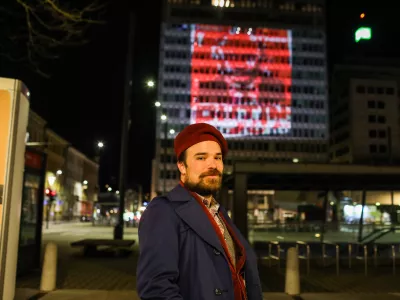 - Du&scaron;an Josip Smodej, kurator in direktor Fotopuba04.04.2022.- Portret Vladimirja Putina napolnjen s krvjo ukrajinskih borcev projeciran na stavbi Metalka, v centru Ljubljane. Projekt, ki nastaja v sodelovanju s Fotopubom, predstavlja umetni&scaron;ko delo v franciji živečega ruskega umetnika Andreja Molodkina. Umetnikovi prijatelji so za projekt svojo kri darovali, preden so se vrnili v Ukrajino, kjer se borijo za svojo državo.//FOTO: Bojan Velikonja