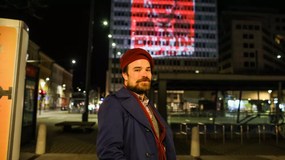 - Du&scaron;an Josip Smodej, kurator in direktor Fotopuba04.04.2022.- Portret Vladimirja Putina napolnjen s krvjo ukrajinskih borcev projeciran na stavbi Metalka, v centru Ljubljane. Projekt, ki nastaja v sodelovanju s Fotopubom, predstavlja umetni&scaron;ko delo v franciji živečega ruskega umetnika Andreja Molodkina. Umetnikovi prijatelji so za projekt svojo kri darovali, preden so se vrnili v Ukrajino, kjer se borijo za svojo državo.//FOTO: Bojan Velikonja