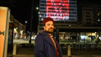 - Du&scaron;an Josip Smodej, kurator in direktor Fotopuba04.04.2022.- Portret Vladimirja Putina napolnjen s krvjo ukrajinskih borcev projeciran na stavbi Metalka, v centru Ljubljane. Projekt, ki nastaja v sodelovanju s Fotopubom, predstavlja umetni&scaron;ko delo v franciji živečega ruskega umetnika Andreja Molodkina. Umetnikovi prijatelji so za projekt svojo kri darovali, preden so se vrnili v Ukrajino, kjer se borijo za svojo državo.//FOTO: Bojan Velikonja