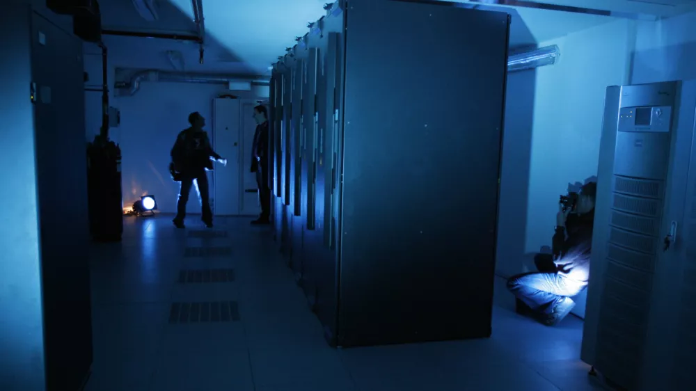 - Turboin&scaron;titut d.d, ljubljanski superračunalni&scaron;ki Center LSC Adria, Rov&scaron;nikova 7,- najmočnej&scaron;i superračunalnik v Sloveniji in JV Evropi - - 2048-jedrni superračunalnik zgrajen z IBM-ovo tehnologijo IBM BladeCenter, ki je vodilna v svetu superračunalnikov. V začetni konfiguraciji bo 256 strežnikov, vsak s po dvema &scaron;tirijedrnima procesorjema in skupno 4,1 TB delovnega spomina, ki bodo delovali kot en sam sistem. Strežniki bodo med seboj povezani z mrežno tehnologijo Infiniband, ki omogoča povezavo med strežniki brez zakasnitev, tako da strežniki delujejo kot enovit računalnik. Rezultati izračunov se bodo shranjevali na pomnilni&scaron;ki sistem IBM DS4000 kapacitete 10TB, ki bo s strežnikoma za upravljanje sistema povezan z optičnimi vlakni./FOTO: Luka CjuhaOPOMBA: ZA OBJAVO V ČASOPISU DNEVNIK