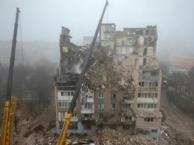Rescuers clear debris at the site of an apartment building that was hit yesterday by a Russian missile, amid Russia's attack on Ukraine, in Ternopil, Ukraine, November 20, 2025. REUTERS/Thomas Peter