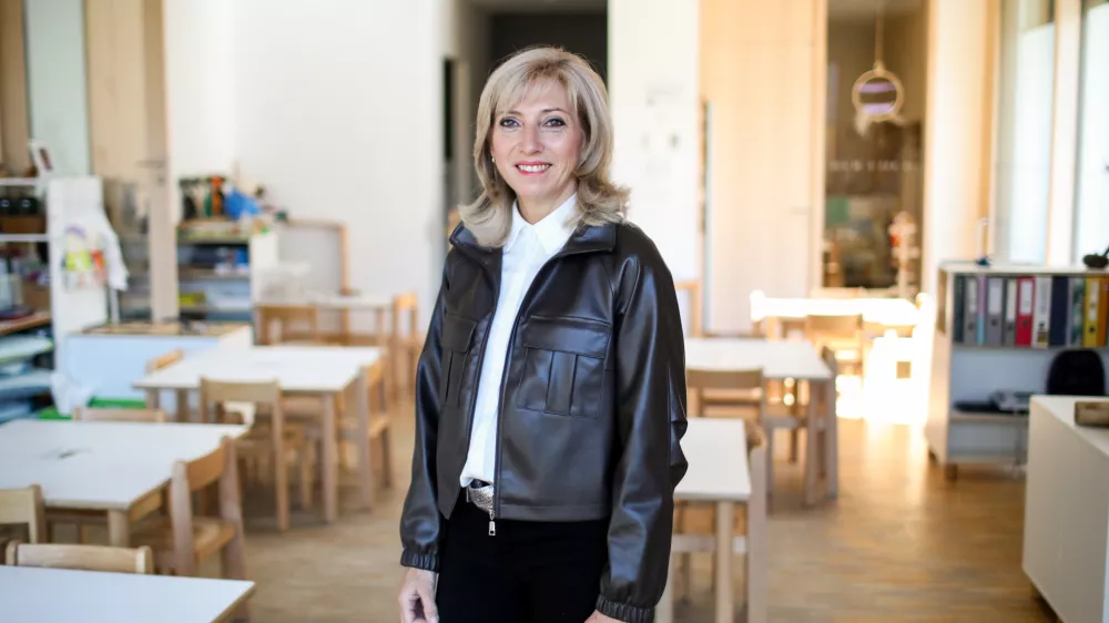 - Janja Bogataj, ravnateljica, leto&scaron;nja dobitnica nagrade za življensko delo na področju vzgoje in izobraževanja.- 03.10.2025. - Vrtec Kamnitnik, &Scaron;kofja Loka.//FOTO: Bojan Velikonja