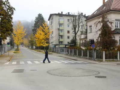 Zmedeni vozniki: Je na Prulah križi&scaron;če ali kroži&scaron;če?