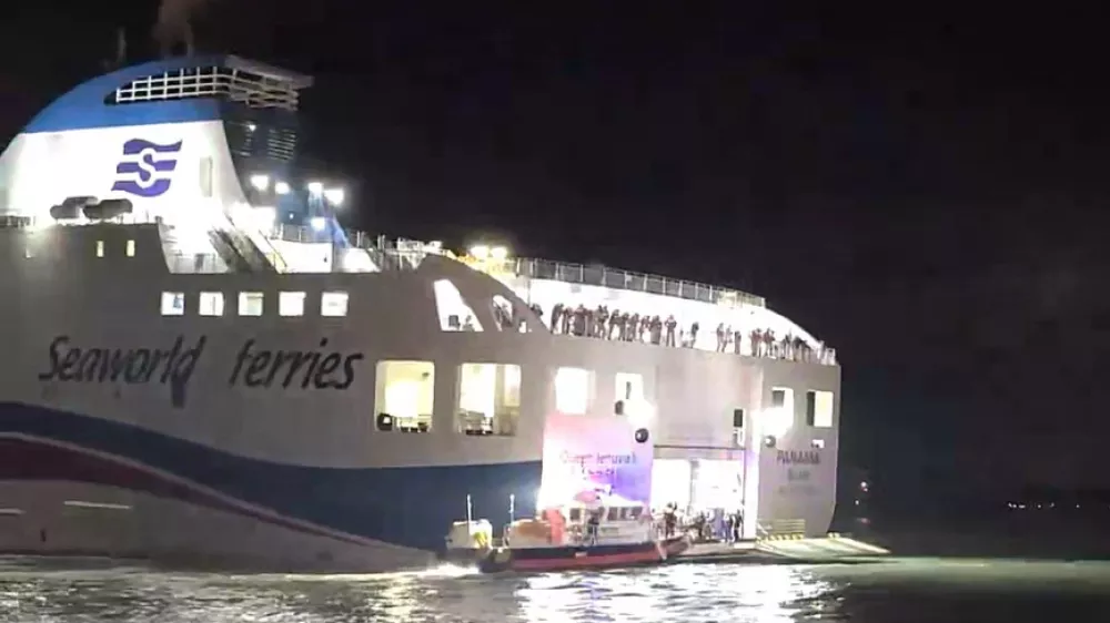Officers work to assist passengers aboard a South Korean ferry which rans aground on rocks off the southwest coast, South Korea, Wednesday, Nov. 19. 2025. (The Korea Coast Guard/Yonhap via AP)