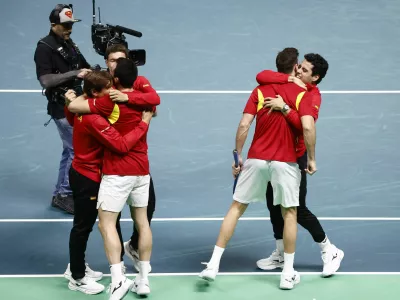 Tennis - Davis Cup - Final 8 - Spain v Czech Republic - SuperTennis Arena, Bologna, Italy - November 20, 2025 Spain's Marcel Granollers and Pedro Martinez celebrate with teammates after winning the doubles match against Czech Republic's Tomas Machac and Jakub Mensik to win the series REUTERS/Alessandro Garofalo