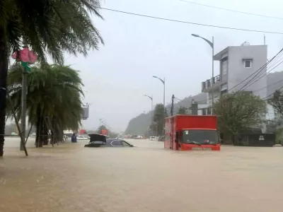 19 November 2025, Vietnam, Quy Nhon: A truck drives through a flooded street in Quy Nhon after heavy rain and landslides caused flooding in Vietnam. The National Center for Hydro-meteorological Forecasting announced that it would continue to rain heavily in the region on Wednesday, with up to 400 millimetres of rainfall expected in some areas. The authorities warned of further flooding and landslides. Photo: Tran Van Thong/dpa