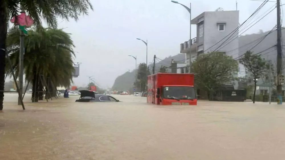 19 November 2025, Vietnam, Quy Nhon: A truck drives through a flooded street in Quy Nhon after heavy rain and landslides caused flooding in Vietnam. The National Center for Hydro-meteorological Forecasting announced that it would continue to rain heavily in the region on Wednesday, with up to 400 millimetres of rainfall expected in some areas. The authorities warned of further flooding and landslides. Photo: Tran Van Thong/dpa