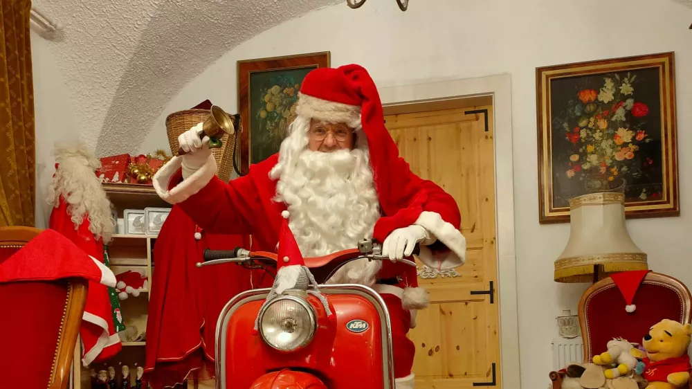 Obiskovalce gradu Dvor bo med obiskom pričakal tudi Božiček. 