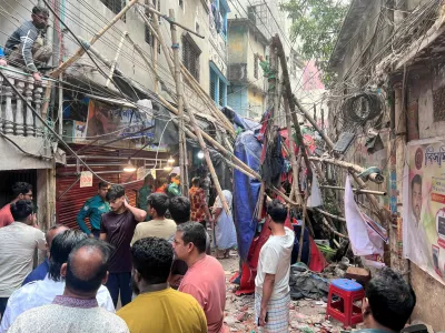 Residents stand in an alley after vacating their house next to a fallen scaffolding following an earthquake in Dhaka, Bangladesh, November 21, 2025. REUTERS/Mohammad Ponir Hossain