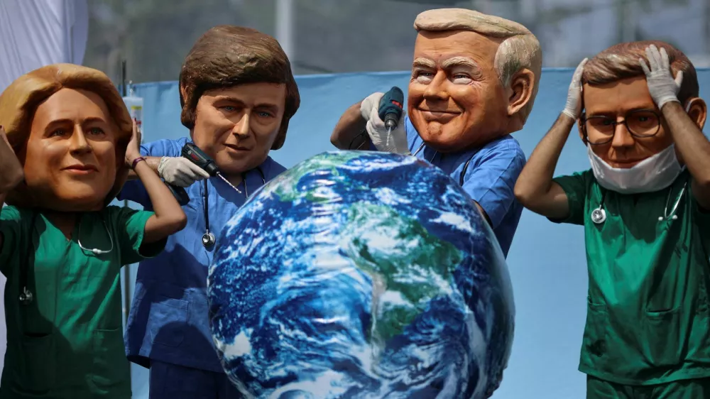 Oxfam activists wearing big head masks depicting world leaders stage a mock emergency room scene symbolizing a dying Planet Earth to call for urgent climate action during the UN Climate Change Conference (COP30), in Belem, Brazil, November 20, 2025. REUTERS/Adriano Machado   TPX IMAGES OF THE DAY