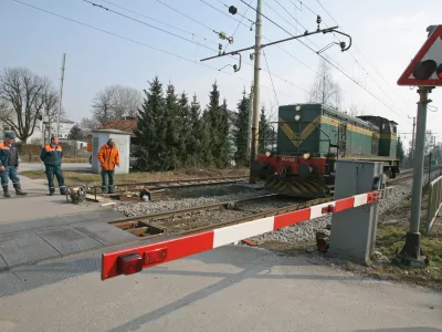 - lokomotiva - zapornica - Vižmarje - železni&scaron;ka nesreča - iztirila vagona praznega tovornega vlaka za prevoz vozil zaradi tehnične napake na vagonu,  ///FOTO: Luka Cjuha