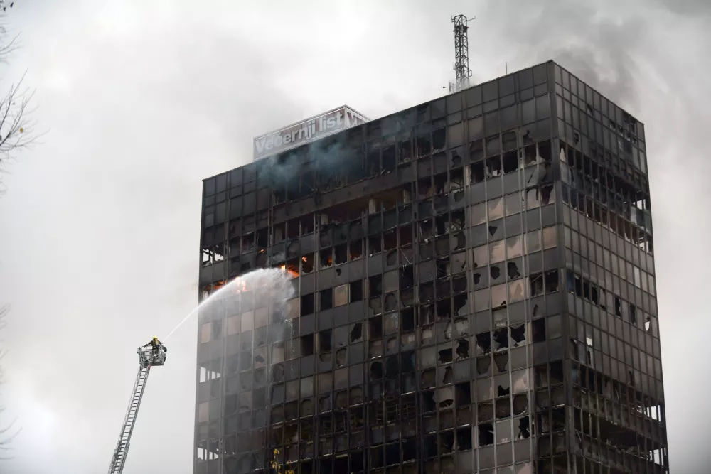 18.11.2025. - Zagreb, Hrvatska - Pozar u Vjesnikovom neboderu. Vatra se siri na nize katove. Svi vatrogasci s podrucja grada su na terenu i pokusavaju vatru staviti pod nadzor. Photo: Josip Mikacic/PIXSELL