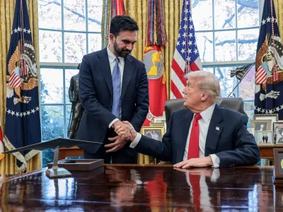 U.S. President Donald Trump and New York City Mayor-elect Zohran Mamdani shake hands as they meet in the Oval Office at the White House in Washington, D.C., U.S., November 21, 2025. REUTERS/Jonathan Ernst