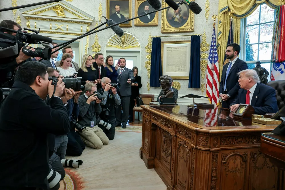 U.S. President Donald Trump and New York City Mayor-elect Zohran Mamdani speak to members of the media as they meet in the Oval Office at the White House in Washington, D.C., U.S., November 21, 2025. REUTERS/Jonathan Ernst