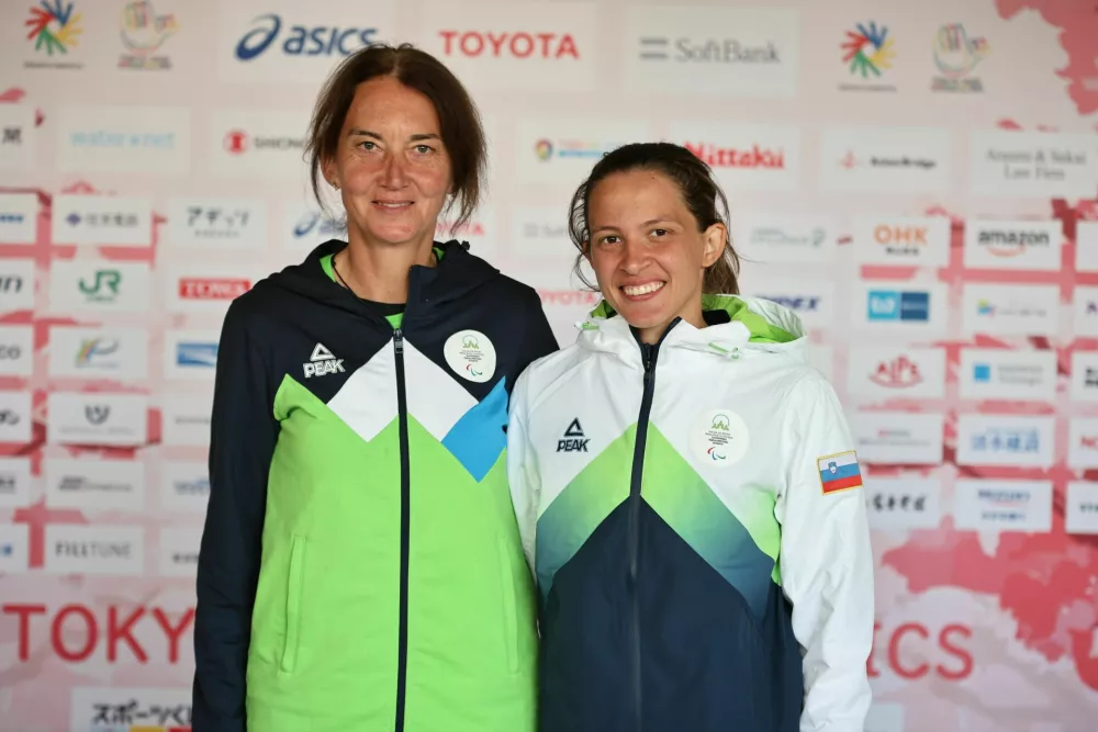 Iris Breganski (na sliki z mamo in trenerko, Mojco Breganski) i je v sedmeroboju zbrala 4545 točk in osvojila 4. mesto, hkrati pa izbolj&scaron;ala &scaron;tiri osebne rekorde, Foto: ZSIS 